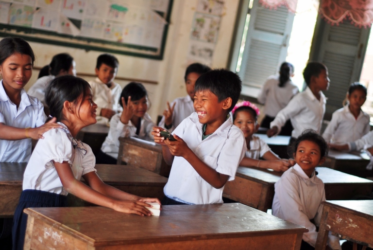 Crianças numa escola - grande parte da população Cambojana tem menos de 15 anos (1280x857)